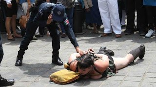Liberan a extranjera tras agredir a policía en Oaxaca; padece de sus facultades mentales