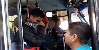 Normalistas despojan a usuarios de transporte público en Oaxaca