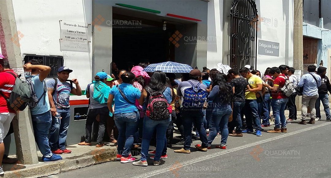 Normalistas toman oficinas federales en Oaxaca