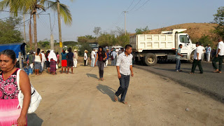 Pobladores de Tepetlapa bloquean acceso a Pinotepa