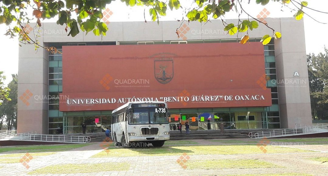 Sindicalizados de la UABJO bloquean y secuestran autobuses