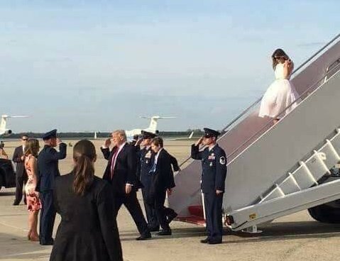 Trump vuelve a hacer desplante a Melania