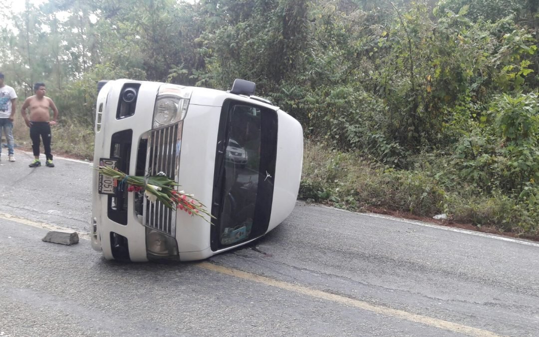 Se vuelca una urban en la carretera de Rio Grande