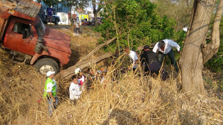 Volcadura deja dos lesionados en Puerto Escondido