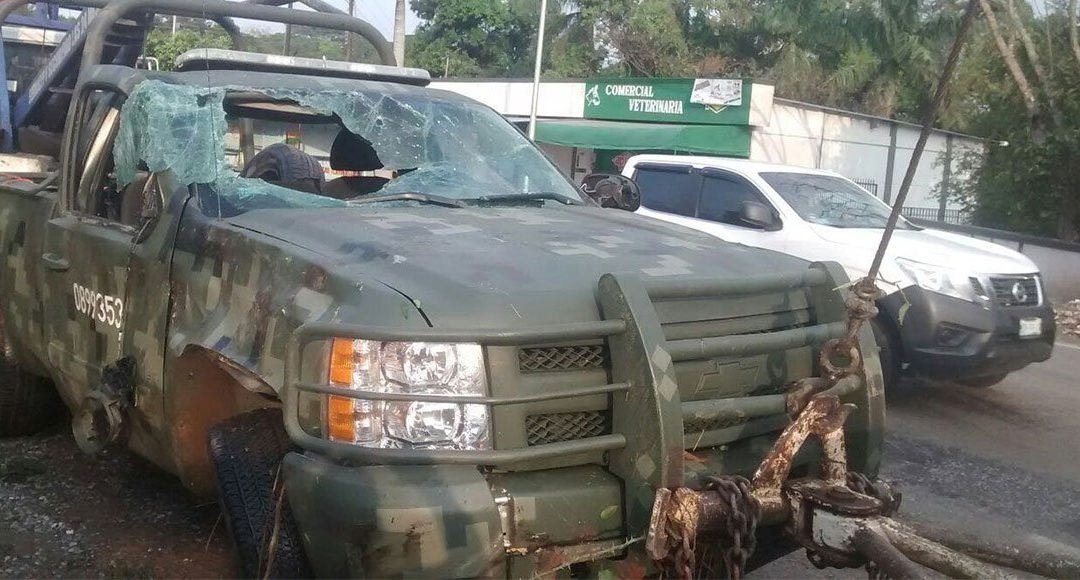 Vuelca camioneta del Ejército en el Istmo