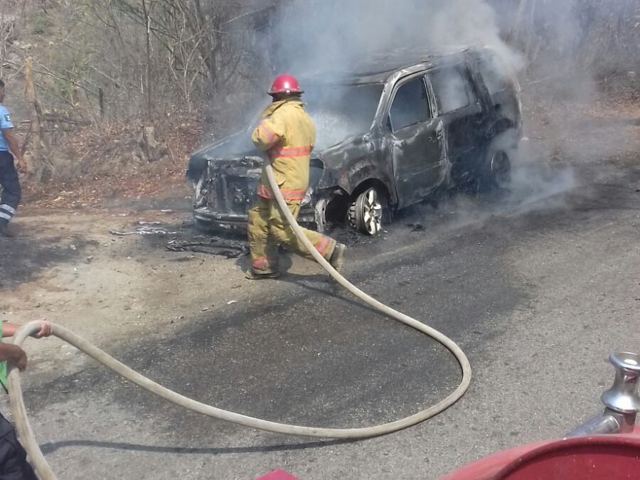 Se incendia camioneta en el Puente Todos los Santos