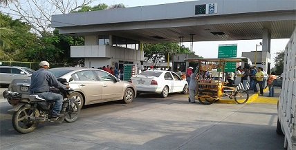 Bloquea magisterio carreteras en Oaxaca
