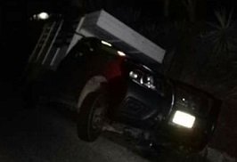 Camioneta cargada de tomate se volteó cerca de Jamiltepec