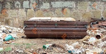 Denuncian hedor por ataúdes arrumbados en Panteón General de Oaxaca
