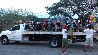 Aseguran motos en Pinotepa