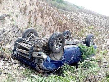Se vuelca vehículo en carretera Pinotepa-Corralero