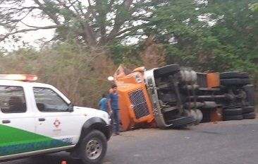 Se vuelca torton  en la comunidad Zapotalito