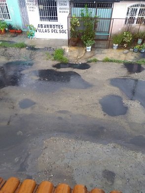 Analizan agua ‘negra’ que generó la lluvia ante incendio de la refinería