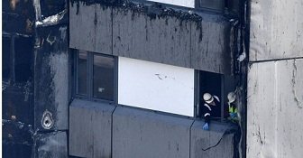Bebé arrojado desde noveno piso es atrapado por transeúnte en Londres tras incendio