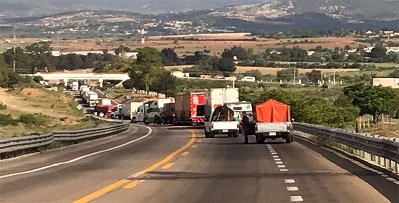 Bloquean 10 integrantes del comité de víctimas carretera en Nochixtlán