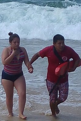 Bomberos rescata a turista en Chahué