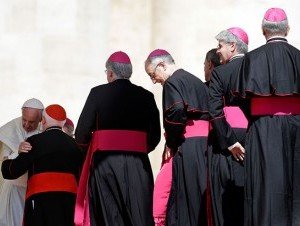 Cardenales dicen posición del papa sobre el divorcio divide la Iglesia