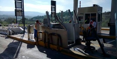 Choca tráiler contra caseta de Huitzo;