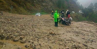 Cierra el paso deslave de cerro en la carretera al Istmo