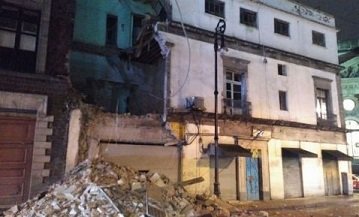 Lluvia derrumba fachada de edificio en el Centro Histórico