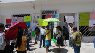 Protestan defraudados por cajas de ahorro en Puerto Escondido, Oaxaca