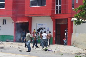 Tras balacera echan a Hipólito Rojas y seguidores del edificio de la CTM