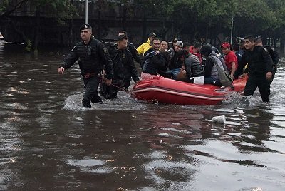 Tercer día de colapso por lluvias en el Valle de México