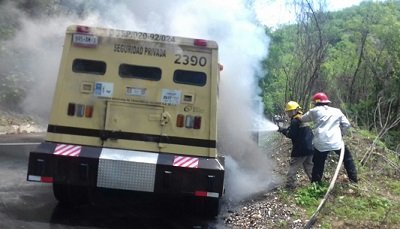 Camioneta que transportaba valores se incendio