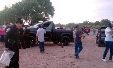 Chih, Chih.: Rafaguean vehículo frente a decenas de visitantes a un parque
