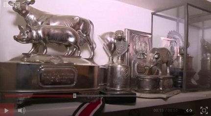 Águilas, esvásticas y bustos de Hitler: la inquietante colección de objetos nazis que estaba escondida en Buenos Aires