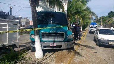 Accidente vehicular sobre la costera costera en Puerto Escondido, Colotepec, Oaxaca.