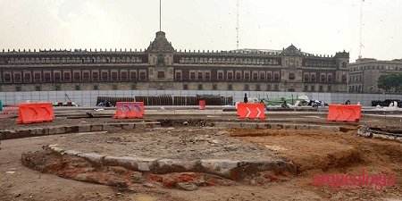 Arqueólogos del INAH descubren el Zócalo de 1843