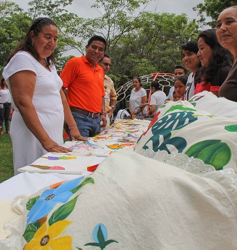 DIF Huatulco continúa brindando ayuda de corazón y realiza exposición