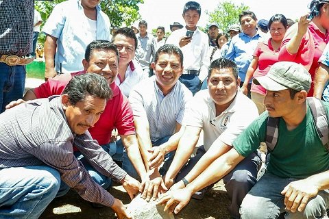 Daniel Gutiérrez coloca la primera piedra de  cancha techada en Santa Cruz Zenzontepec.