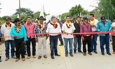 Daniel Gutiérrez entrega pavimentación hidráulica en el Distrito de Ejutla de Crespo,
