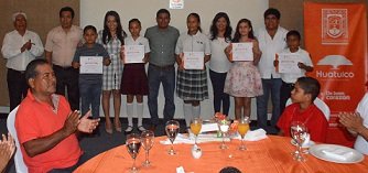 Gobierno Municipal Huatulco reconoce a estudiantes de excelencia