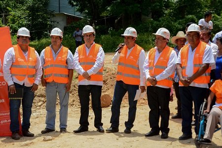 Gobierno de Huatulco arranca obra pública en Barrio La Mina