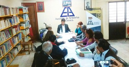 Se reúne Fiscal General con periodistas en la APO