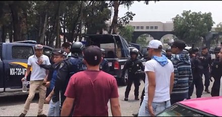 Sepelio de jefe de cártel para “El Ojos”: van armados (los detienen), y vitorean: “¡Se ve, se siente…!”