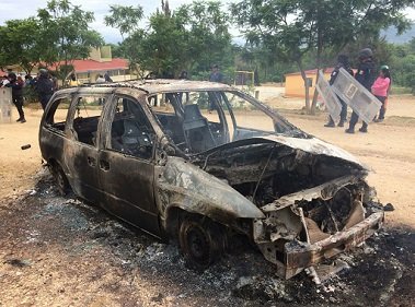 Conflico entre mototaxistas y habitantes de Villa Zachila deja heridos y autos quemados