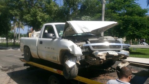 Camioneta de salubridad choca contra poste de luz en Huatulco
