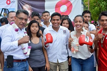 Arrancan obra José Hernández y Mariana Benítez en Santa Cruz Huatulco