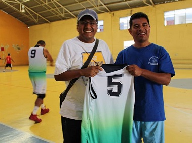 CDEPO Hace entrega de los nuevos uniformes al equipo de Básquet Indeco