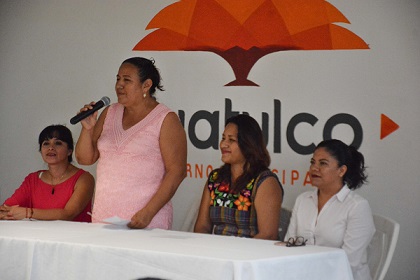 DIF Huatulco desarrolla plática “Mitos y realidades sobre el cáncer de mama”