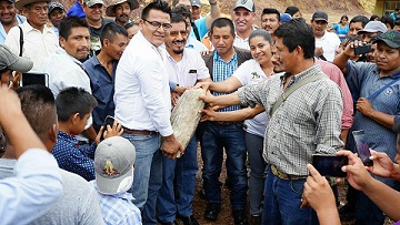 Integrantes del CDEPO colocan primera piedra en Santa Cruz Zenzontepec