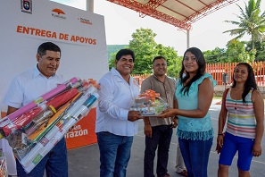 Gobierno Municipal dona material didáctico a escuelas CONAFE de Huatulco