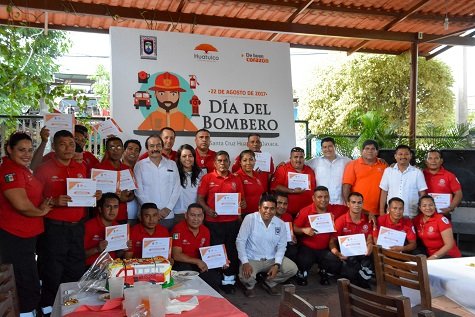 José Hernández celebra a Bomberos de Huatulco