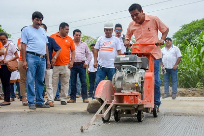 José Hernández supervisa pavimentación en Bajos del Arenal