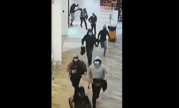 Ladrones toman de rehén a un niño; 40 policías no pueden detenerlos