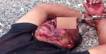 Localizan a un individuo esposado y lesionado en carretera de la Mixteca